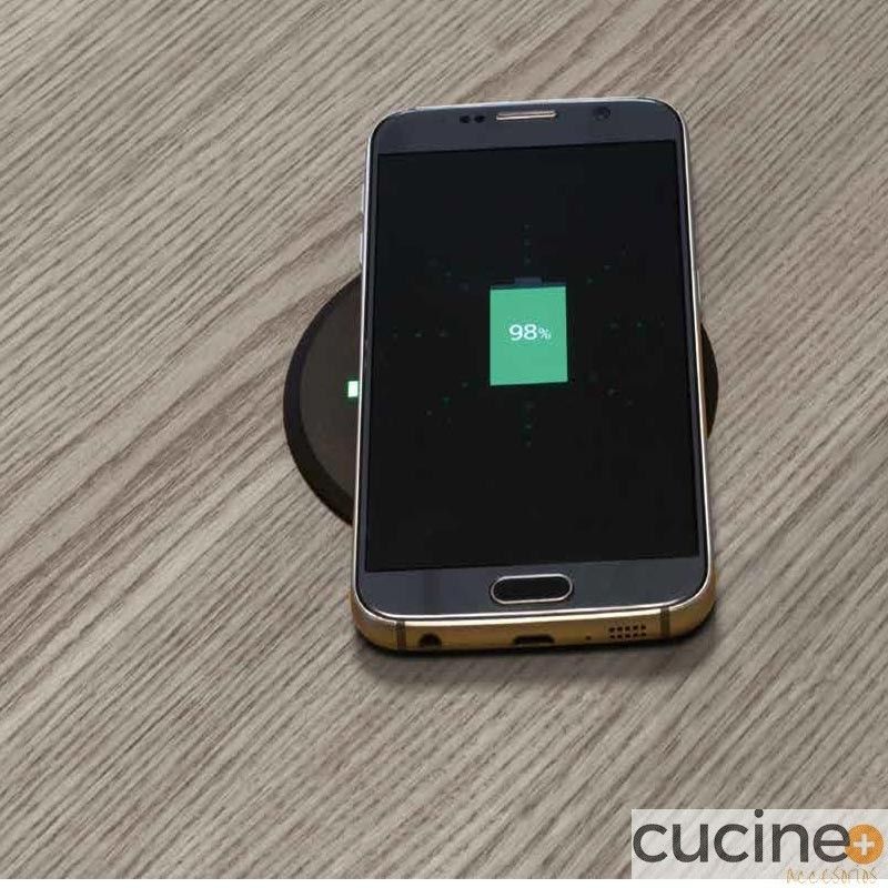Cargador inhalambrico con entrada usb.