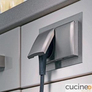 Enchufe encastre con tapa