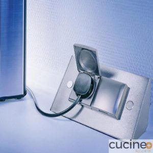 Enchufe para rincón con tapadera