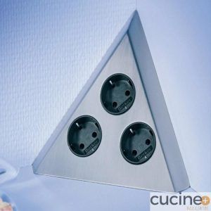 Enchufe para rincón en forma triangular