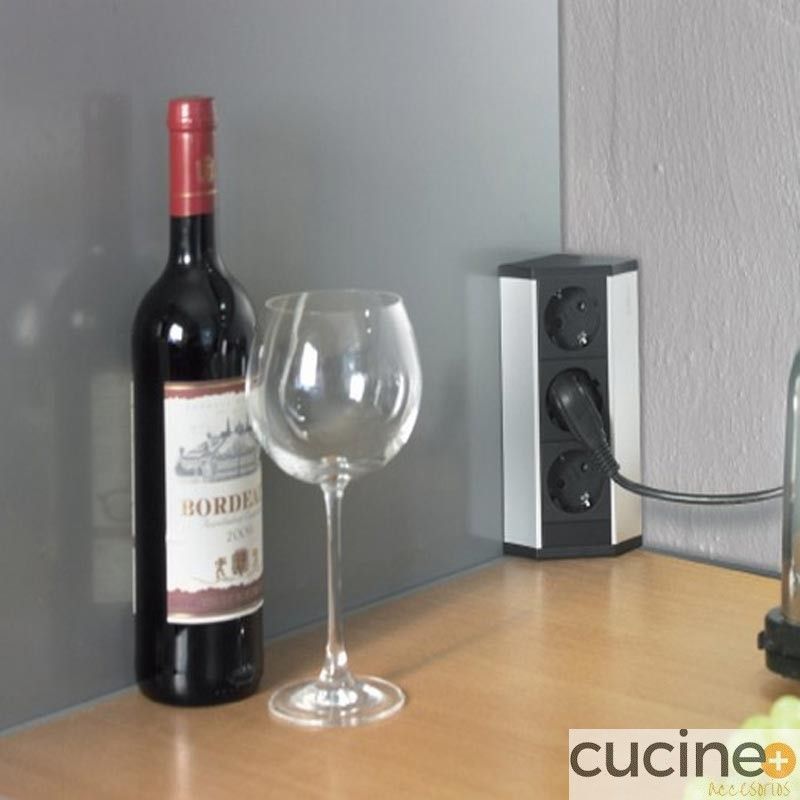 Enchufe de rincón acabado aluminio y negro