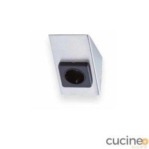 Enchufe cuña bajo mueble