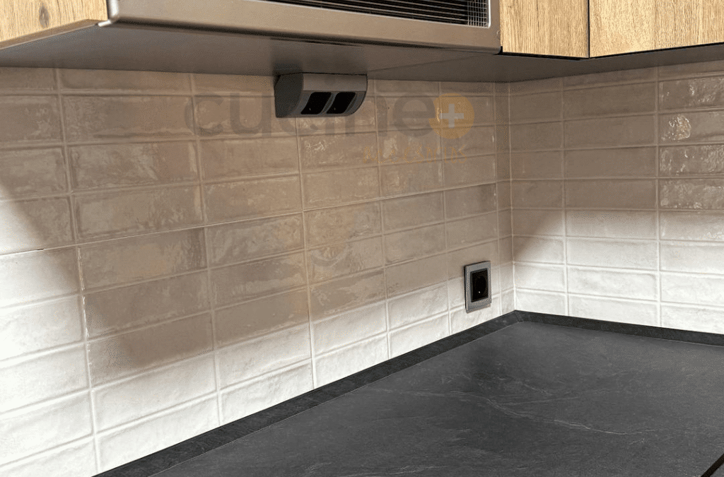 ¿Tienes problemas de enchufes en tus muebles de cocina? ¡Con los enchufes Córner Box tienes la solución perfecta!